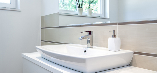 室內綠色植物與洗手臺 攝影視角下的裝潢設計美學